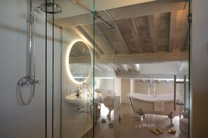 Shower, hair dryer, bidet, towels - Villa Terontola Luxury by MMega (Cortona)
