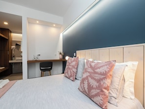 A modern bedroom with a bed, a desk, and a chair. - Olea Black Studio 2, Tavira, Algarve (Querença)