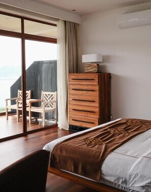 Habitación Deluxe doble, balcón, vistas al lago | Tabla de planchar con plancha y wifi gratis