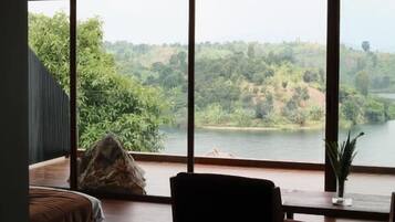 Dobbeltrom – deluxe, balkong, utsikt mot innsjø | Innvendig