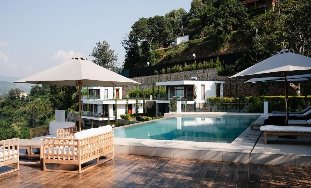 Una piscina al aire libre