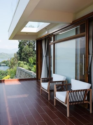 Executive suite, balkon, uitzicht op meer | Terras