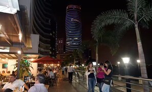 Outdoor dining - EXCLUSIVE APARTMENT IN PUERTO SANTA ANA|WIFI +PARKING +RIVERFRONT 2| SWIMMING POOL (Guayaquil)