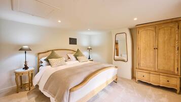 4 bedrooms, desk, iron/ironing board, bed sheets