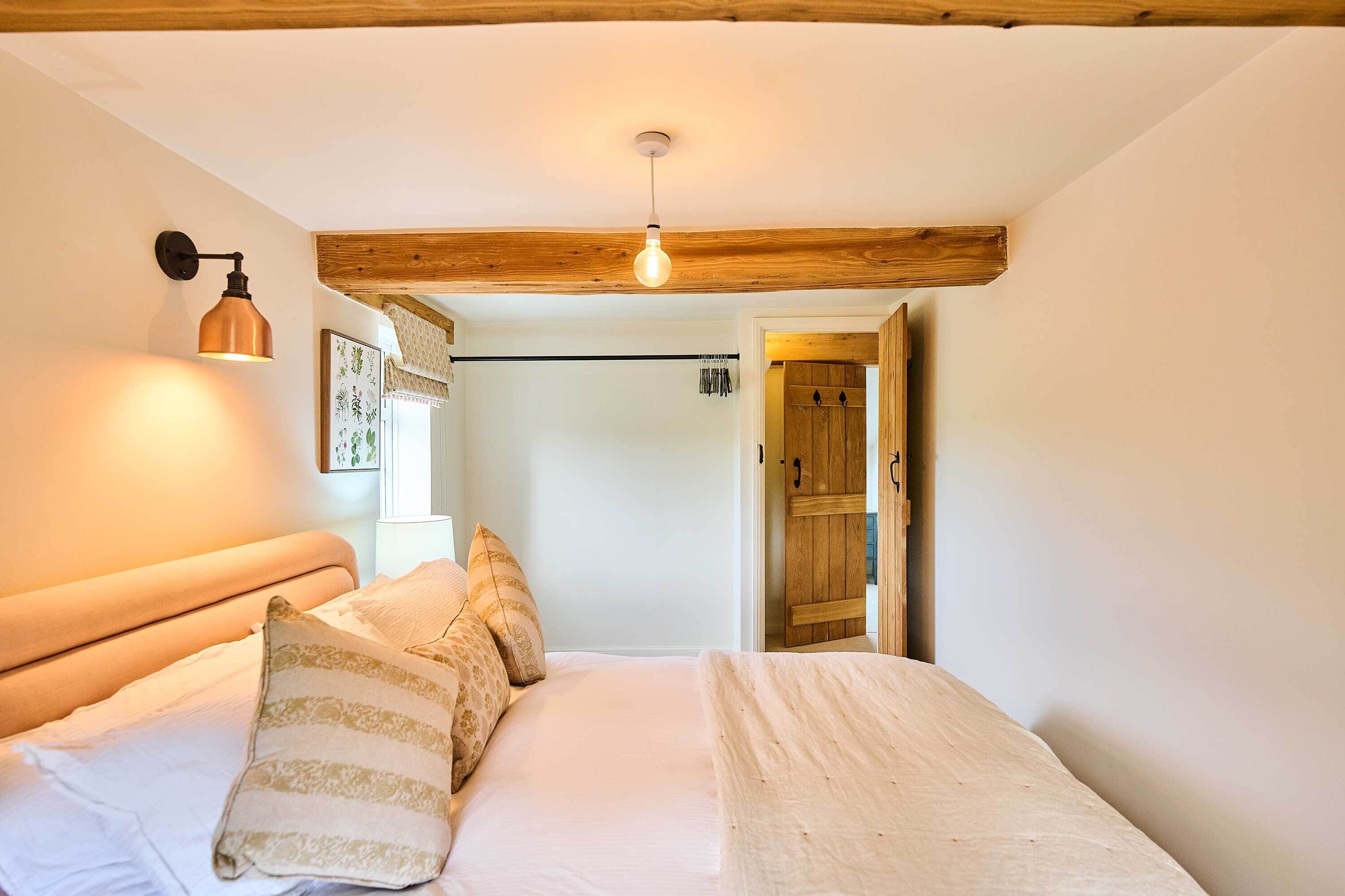 4 chambres, bureau, fer et planche à repasser, draps fournis