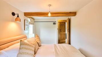 4 bedrooms, desk, iron/ironing board, bed sheets