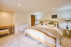 4 bedrooms, desk, iron/ironing board, bed sheets