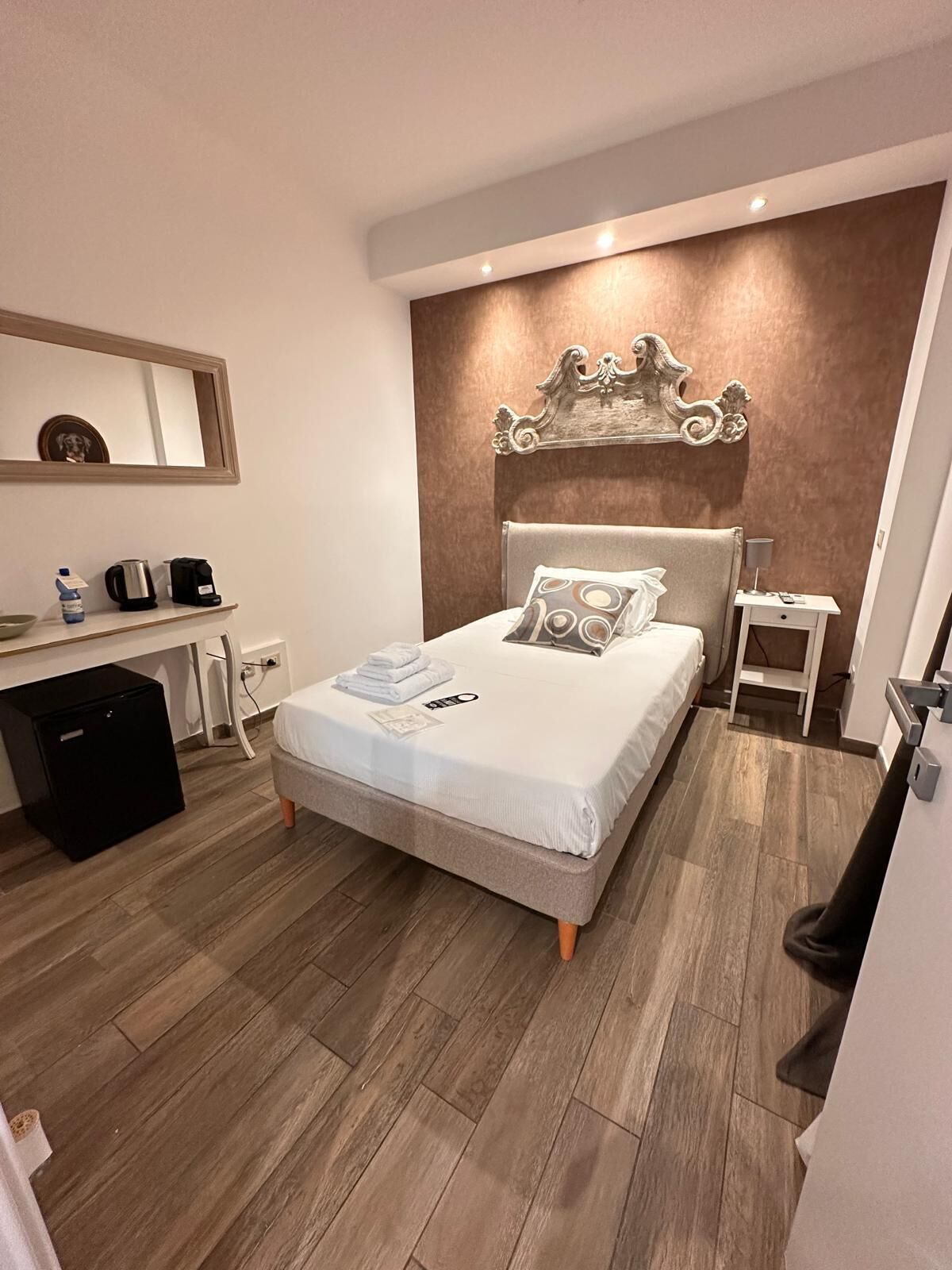 Habitación individual clásica | Caja de seguridad en la habitación y tabla de planchar con plancha 