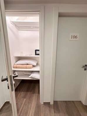 Chambre simple classique | Garde-robe