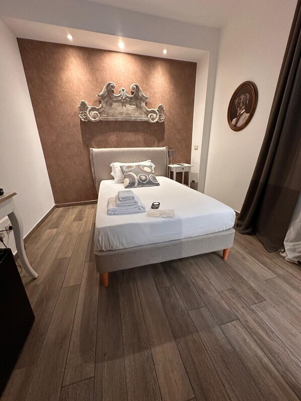 Chambre simple classique | Coffre-fort, fer et planche Ă repasser, accĂšs au Wi-Fi (inclus)