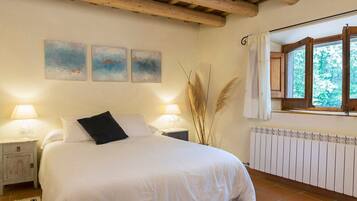 Een strijkplank/strijkijzer, wifi, beddengoed