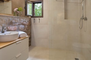 Een douche, een haardroger, handdoeken