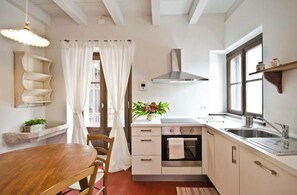 Private kitchen - Relais Villa Ambrosetti - Elegant Suite with Garden View in Verona (Avesa)