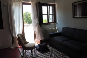 Living area - Relais Villa Ambrosetti - Elegant Suite with Garden View in Verona (Avesa)