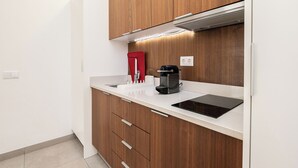 Eine moderne Küche mit Holzausstattung, einer Arbeitsplatte und einer eingebauten Dunstabzugshaube.