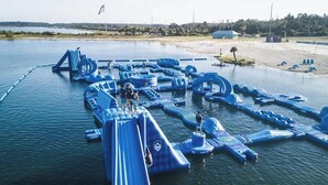 Een openluchtwaterpark met opblaasbare speelconstructies en glijbanen.