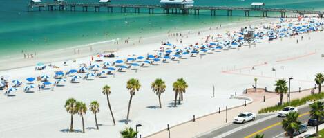Plage à proximité, chaises longues, serviettes de plage