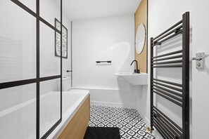 Hair dryer, towels, soap, toilet paper - The Courtyard Hideaway! Hidden gem in Wanstead 
Entire rental - New listing (London)