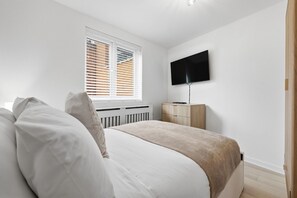 2 bedrooms, iron/ironing board, Internet, bed sheets - The Courtyard Hideaway! Hidden gem in Wanstead 
Entire rental - New listing (London)