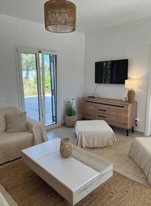 Smart TV, books - VILLA THELIOS, surrounded by nature and close to the Ionian Sea (Poulades)