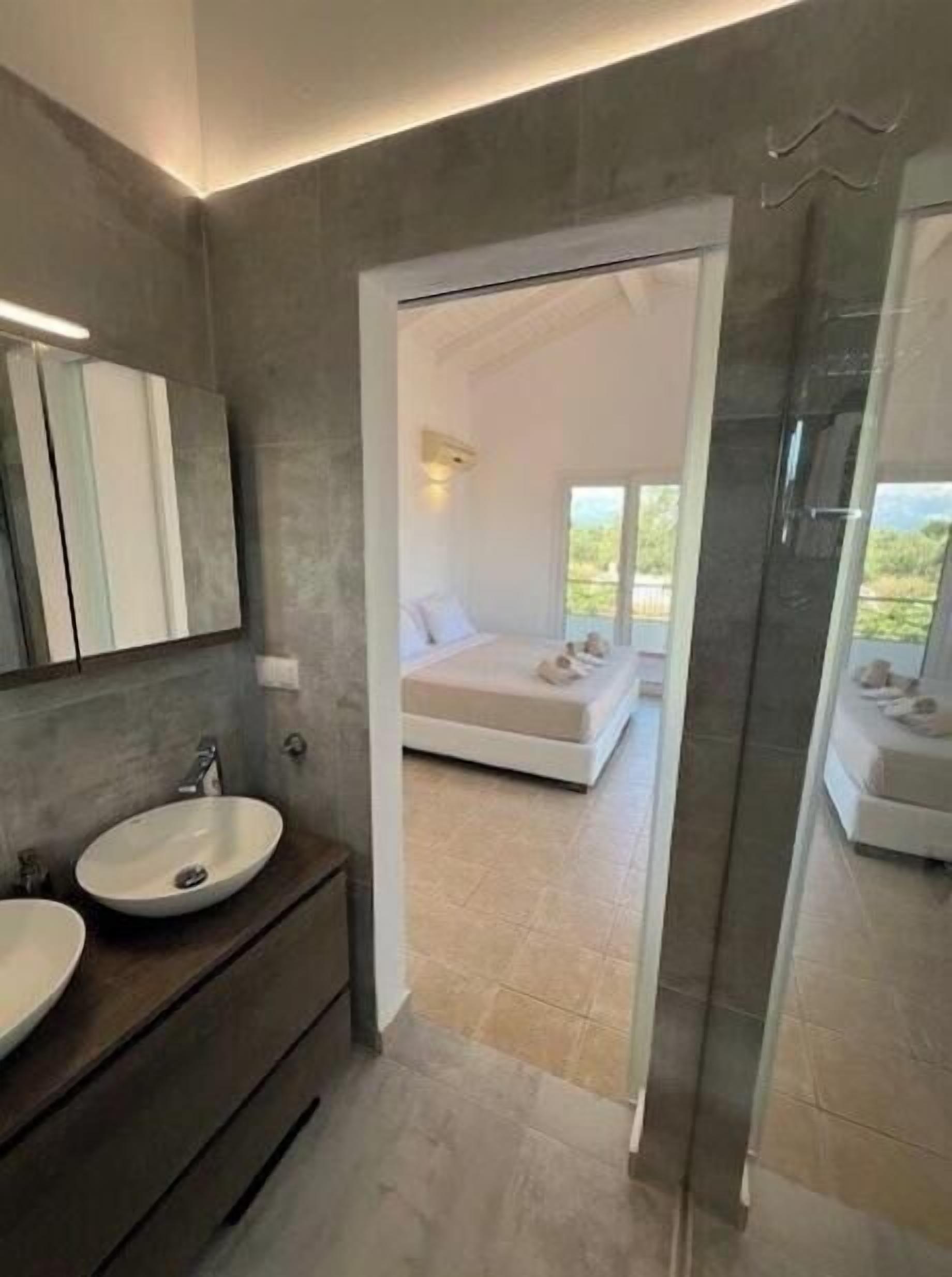 3 bedrooms, in-room safe, iron/ironing board, travel cot