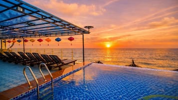 Piscina all'aperto, ombrelloni da piscina, lettini