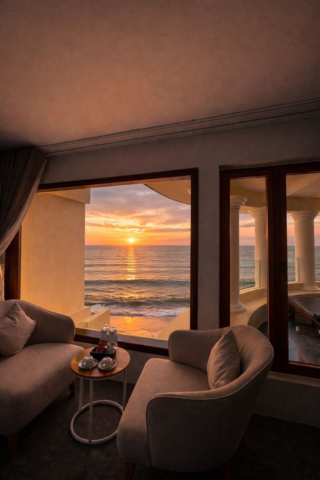 Superior tweepersoonskamer, uitzicht op zee | Een minibar, een bureau, een laptopwerkplek, verduisterende gordijnen