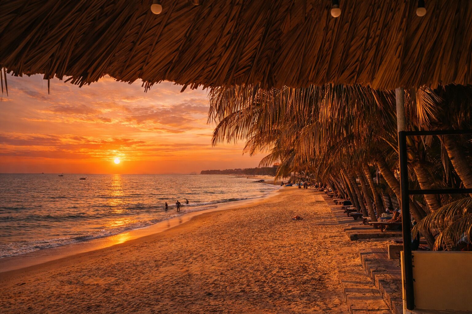 Spiaggia privata, sabbia bianca, lettini da mare, ombrelloni