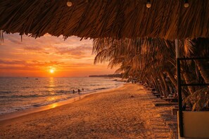 私人海灘、白沙、躺椅、遮陽傘