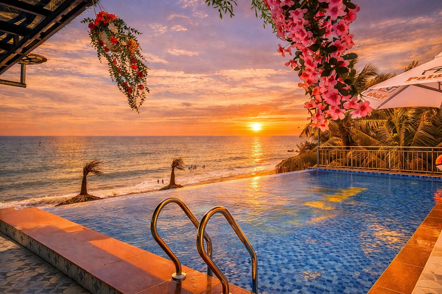 Piscine extérieure, parasols de plage, chaises longues