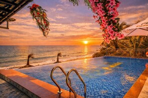 室外游泳池，開放時間為 07:00 至 20:00，提供泳池遮陽傘和日光浴躺椅