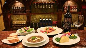 Der serveres morgenmad, frokost og aftensmad med havudsigt