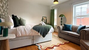 Room - The Linden Lodge; nr Cathedral, with parking (Lincolnshire)