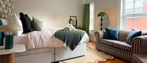 3 bedrooms, desk, iron/ironing board, WiFi