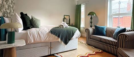 3 habitaciones, escritorio, tabla de planchar con plancha y wifi