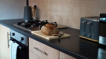 Réfrigérateur, four à micro-ondes, un four, surface de cuisson