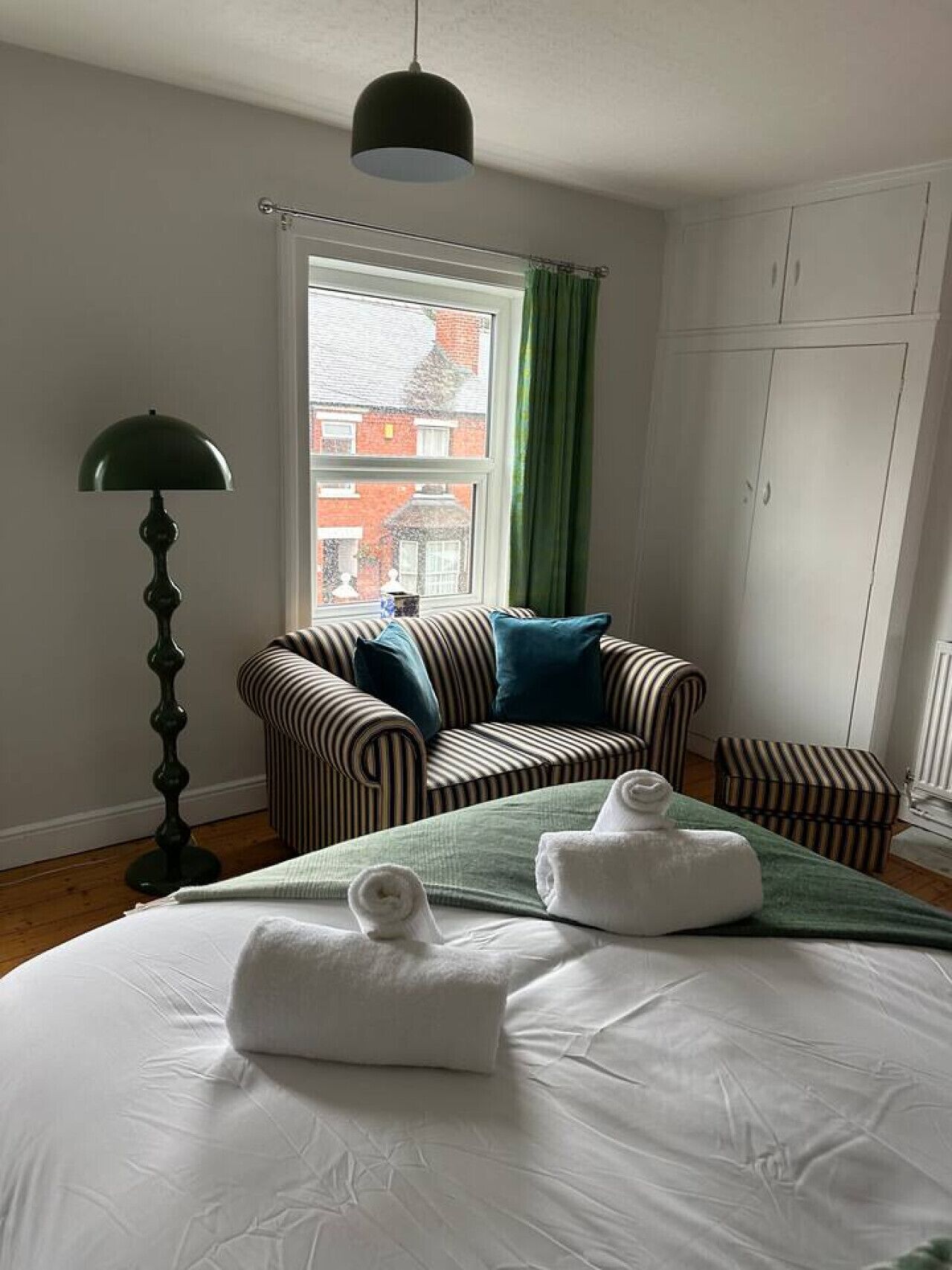 Skrivebord, strykejern/-brett, wi-fi og sengetøy