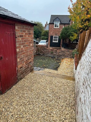 Property grounds - The Linden Lodge; nr Cathedral, with parking (Lincolnshire)