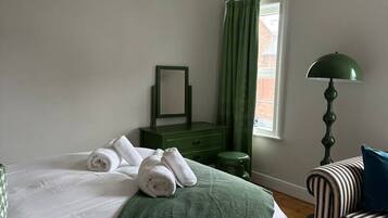 3 makuuhuonetta, työpöytä, silitysrauta/-lauta, Wi-Fi