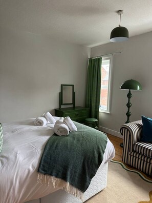 3 bedrooms, desk, iron/ironing board, WiFi - The Linden Lodge; nr Cathedral, with parking (Lincolnshire)