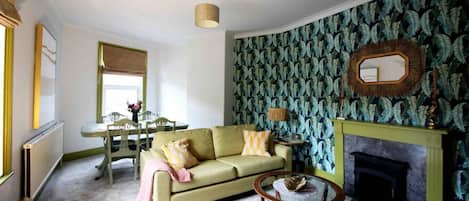 Televisión, chimenea y estéreo