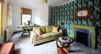 The Tree House; walk to city; common views