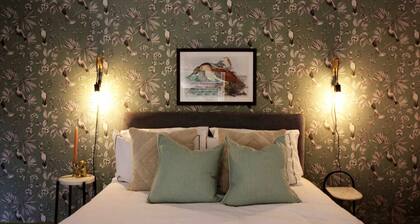 The Tree House; walk to city; common views