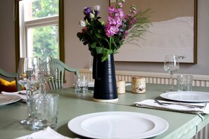 Dining - The Tree House; walk to city; common views (Lincolnshire)