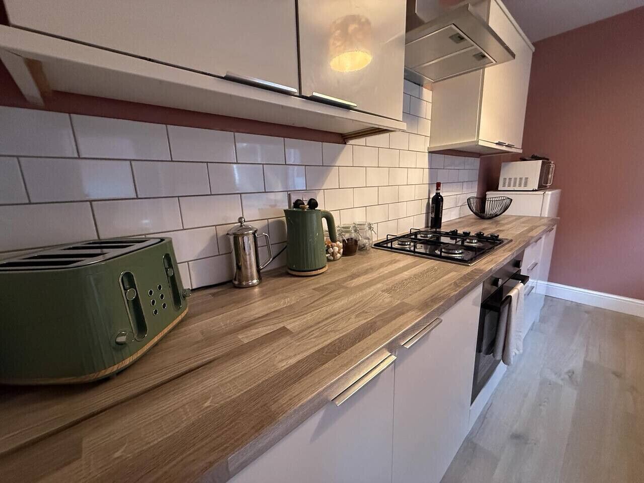 Een koelkast, een microgolfoven, een oven, een kookplaat