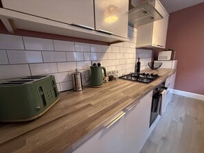 冷蔵庫、電子レンジ、オーブン、コンロ