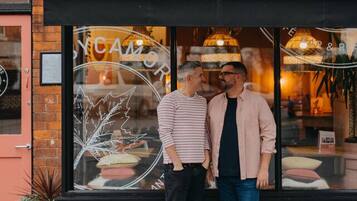 Fasaden på The Sycamore består av tegel, och byggnaden har ett svart- och vitrandigt markis och ett stort fönster där restaurangens namn visas.