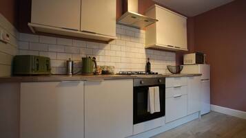 Jääkaappi, mikroaaltouuni, uuni, liesi