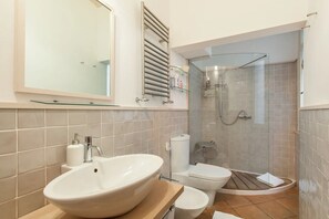 Shower, hair dryer, bidet, towels - A window on Pantheon : It's true! overlooking the Pantheon. Unique experience! (Roma)