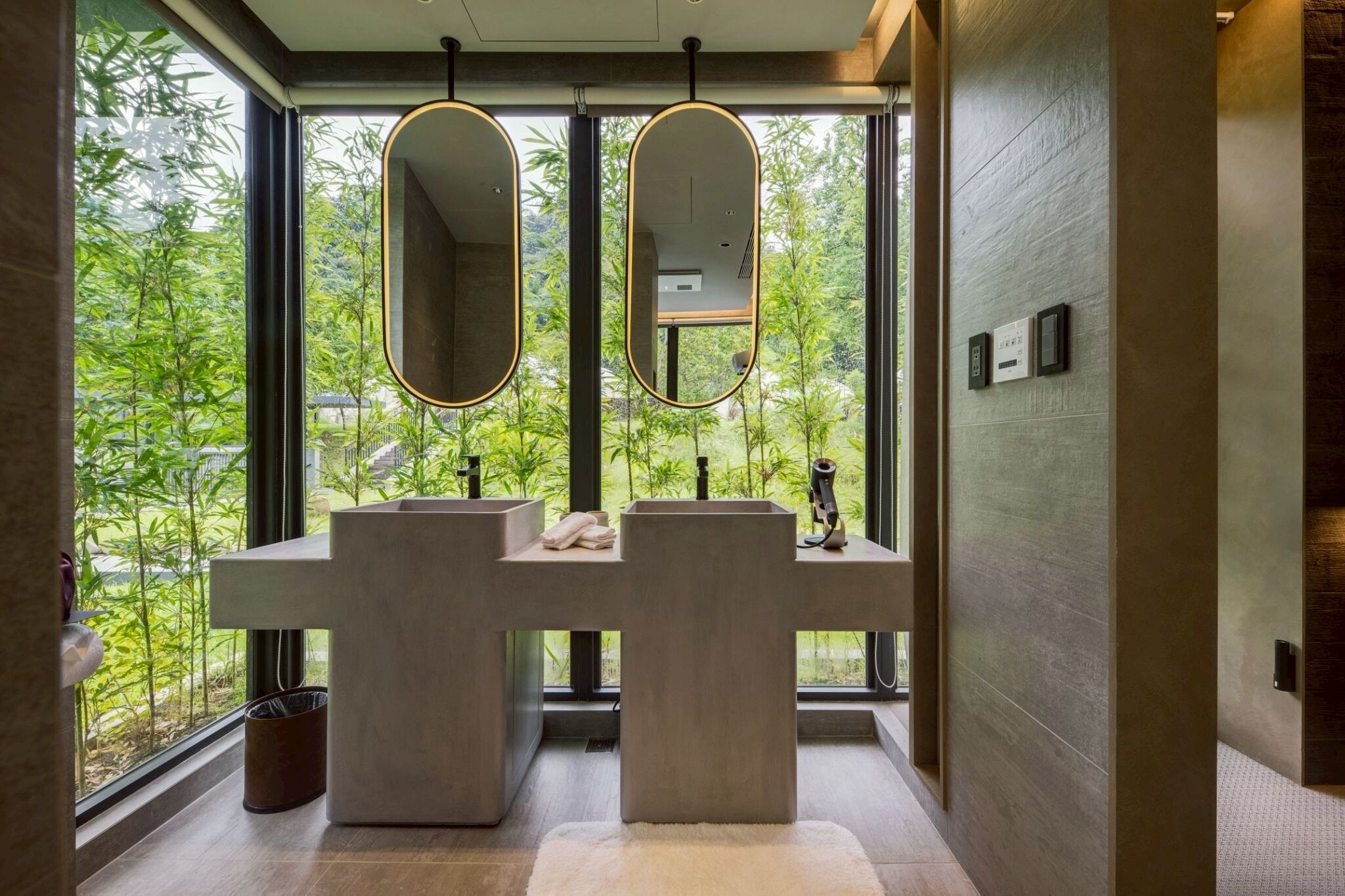 不朽 | 浴室 | 独立的浴缸和淋浴、泉水浴缸、大花洒淋浴喷头、吹风机